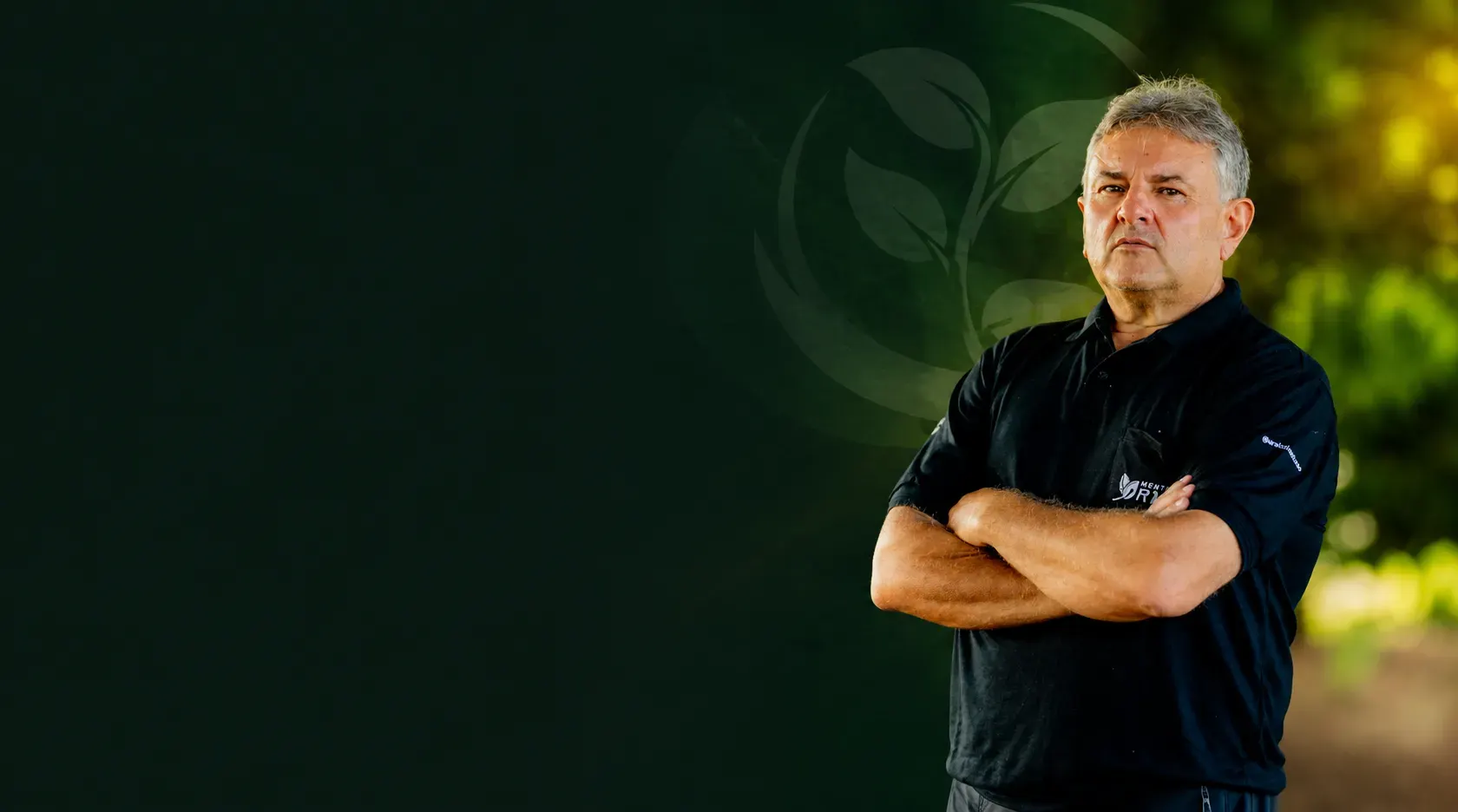 Leandro Barcelos em uma lavoura de soja